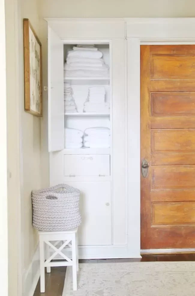 25 Creative Ways to Display Towels That Transform Your Bathroom Storage 2 All-White