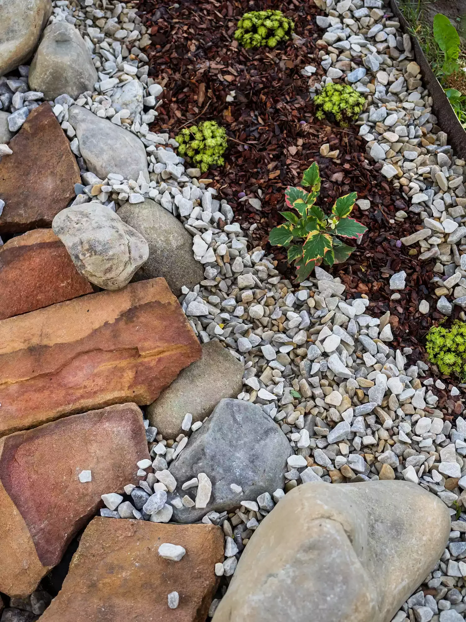 30 Stunning Front Yard Ideas Using Rocks and Mulch Alternating Rocks and Mulch