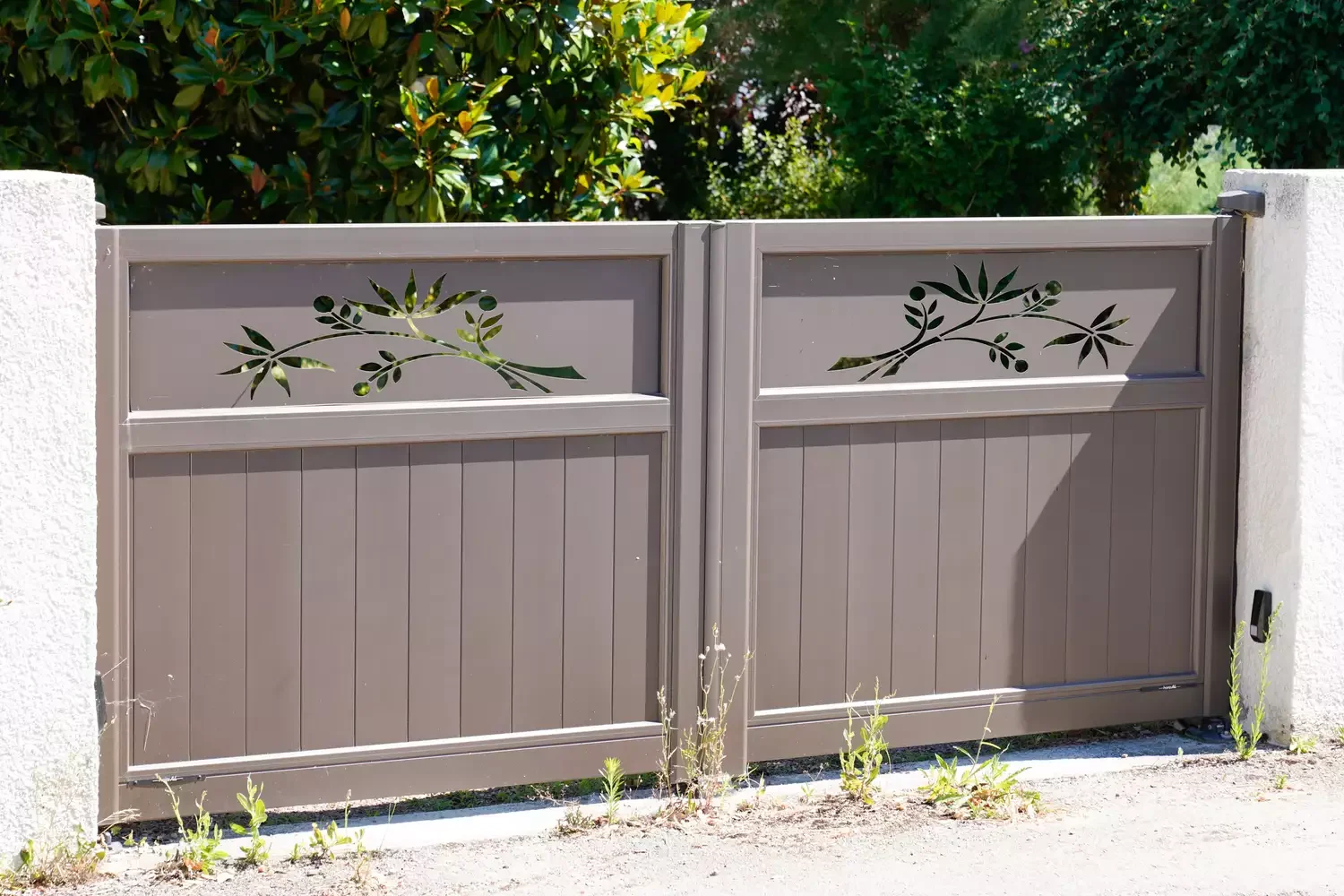 Aluminum Gate With Cut-Out