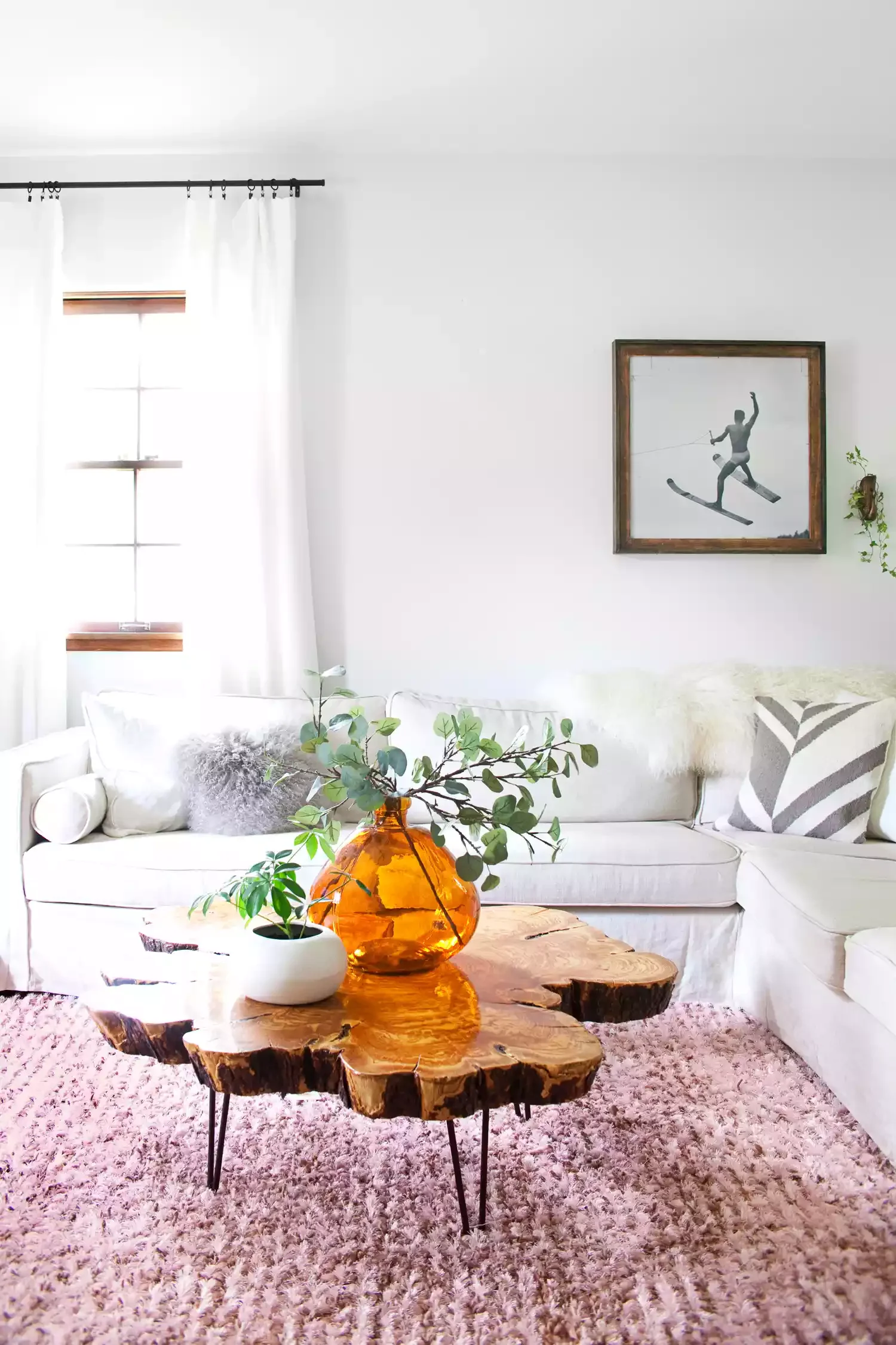 33 Autumn Living Room Ideas That'll Make Your Space Feel Incredibly Cozy 33 Amber Glass Accents