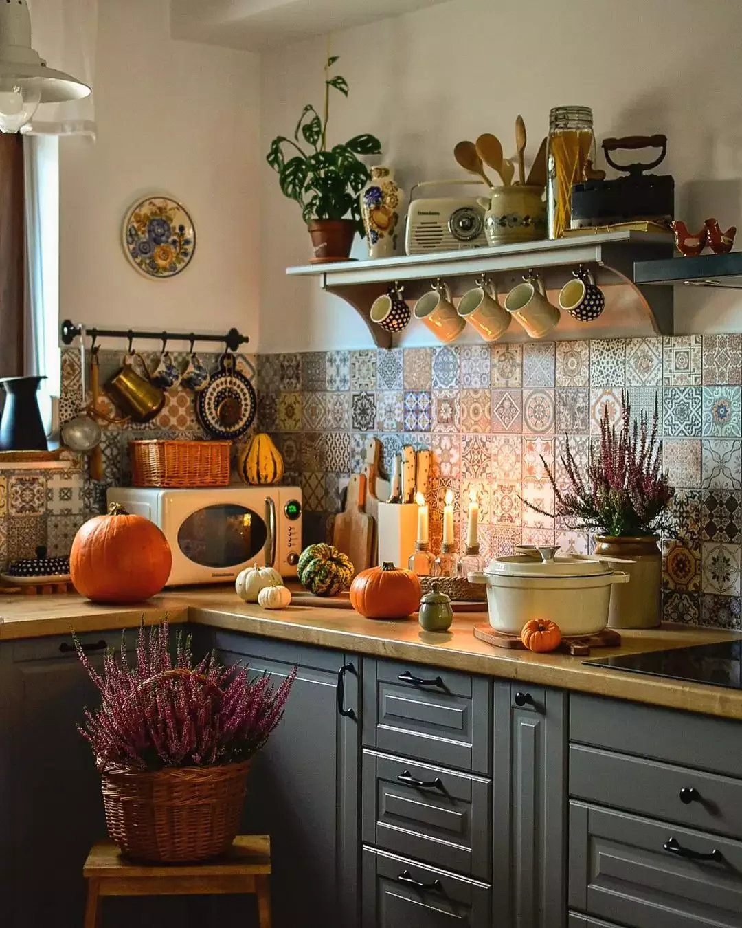 24 Subtle Fall Kitchen Decorating Ideas That Bring Perfect Autumn Warmth 20 Ambient Decor