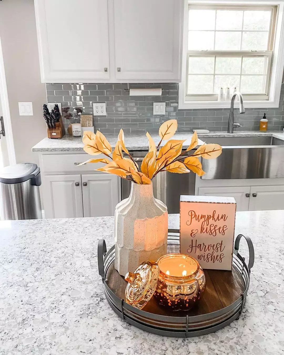 24 Subtle Fall Kitchen Decorating Ideas That Bring Perfect Autumn Warmth 8 Ambient Decor