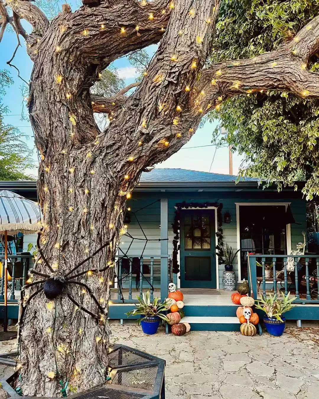28 Creative Halloween Decorating Ideas You'll Want to Try Right Now 12 An Oversized Arachnid on a Tree