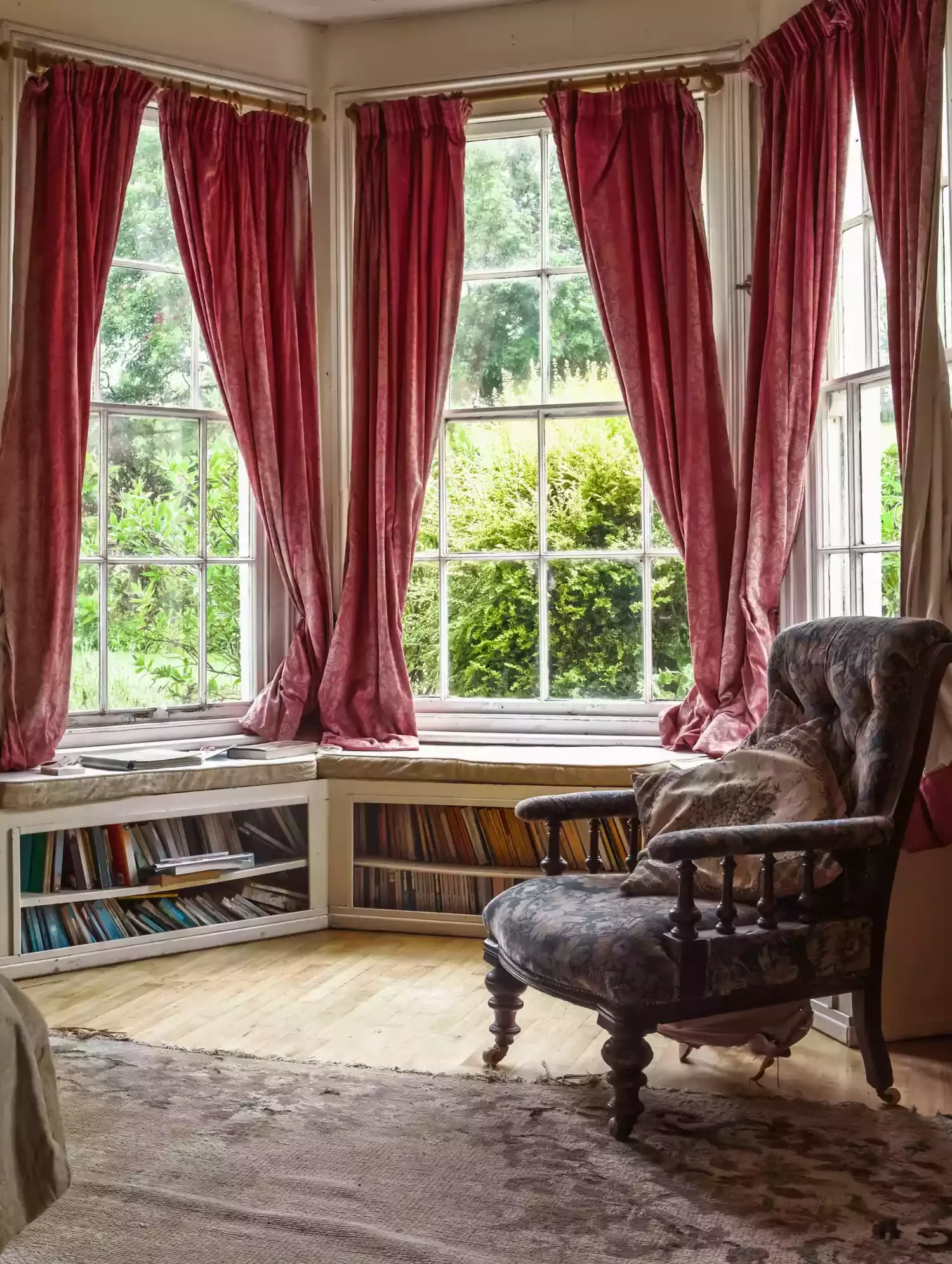 22 Creative Bay Window Dressing Ideas That Will Transform Your Space 18 Apron-Length Curtains