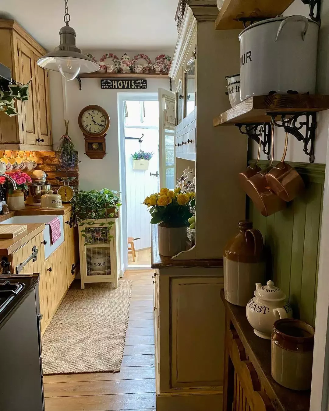 68 Charming Farmhouse Kitchen Ideas That Never Go Out of Style Artful Plate Display in Farmhouse Kitchen