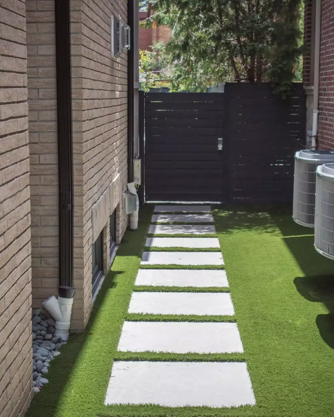 25 Creative Side Yard Transformations to Maximize Your Outdoor Space Artificial Grass Side Yard