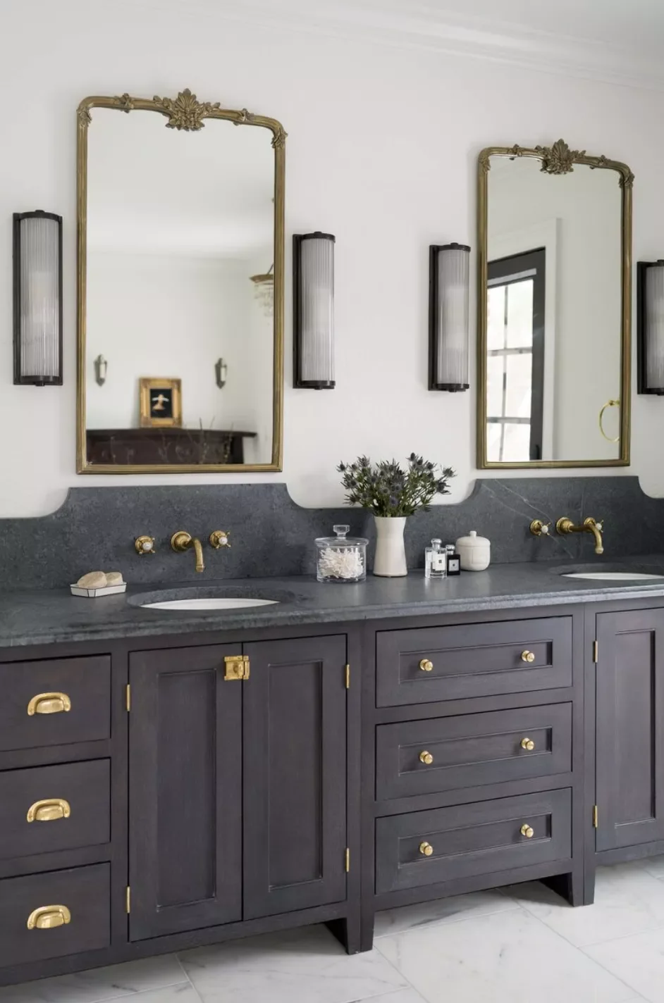 42 Bold Bathroom Color Ideas That Transform Small Spaces Into Stunning Retreats 26 Aubergine