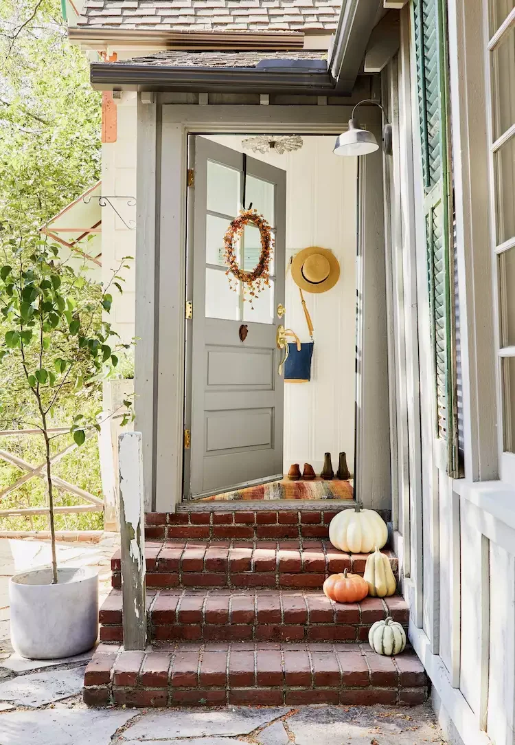 55 Stunning Thanksgiving Décor Ideas to Transform Your Home with Style 18 Back Door Wreath