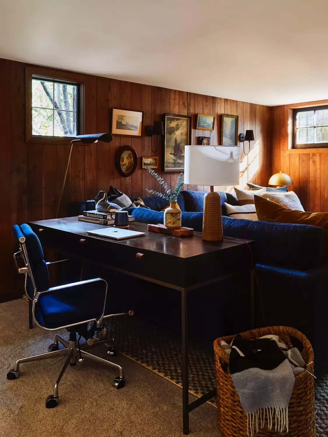 21 Brilliant Ways to Seamlessly Integrate a Workspace into Your Living Room 8 Back It Up