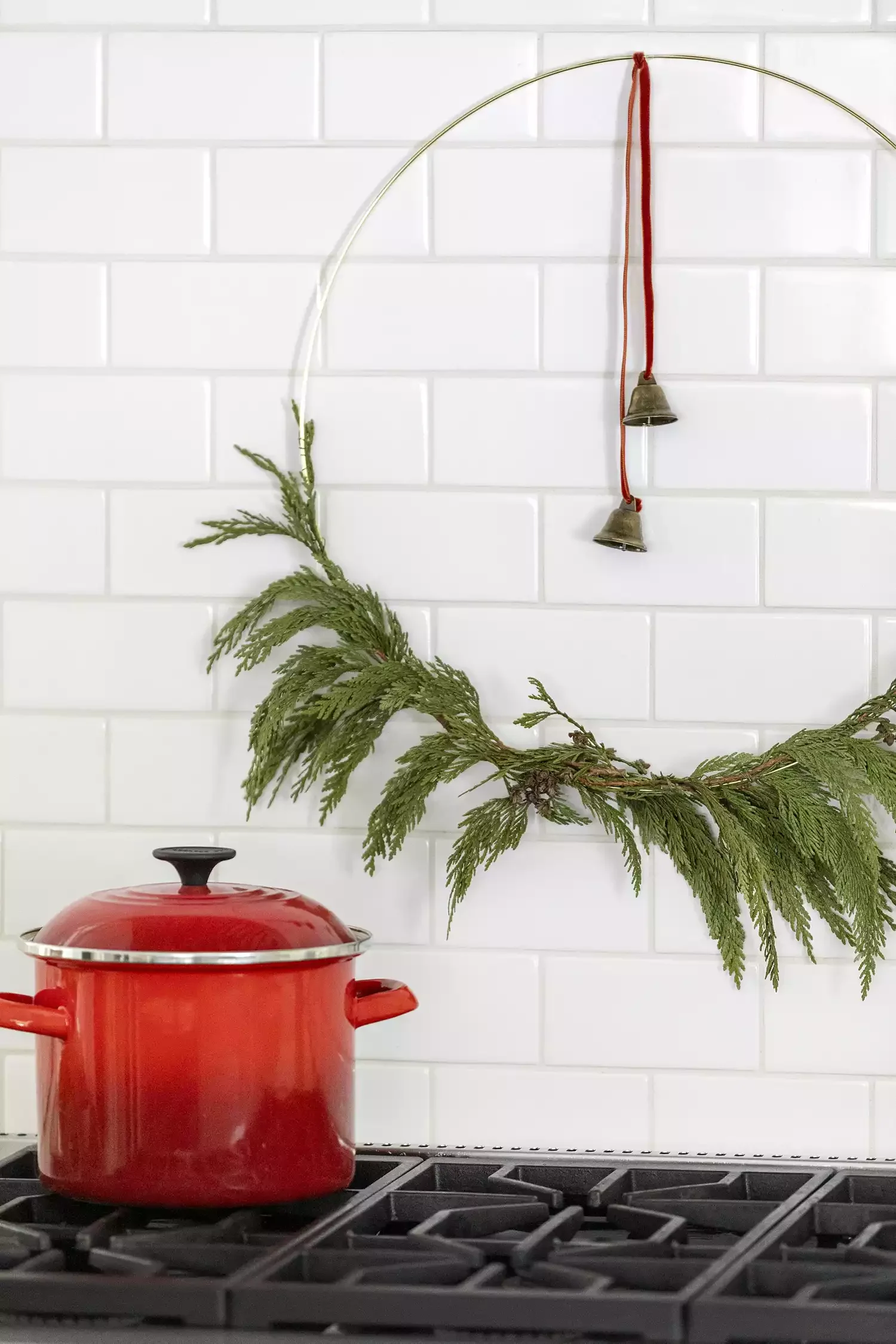 38 Christmas Kitchen Decor Ideas That Create Magic Backsplash Wreath