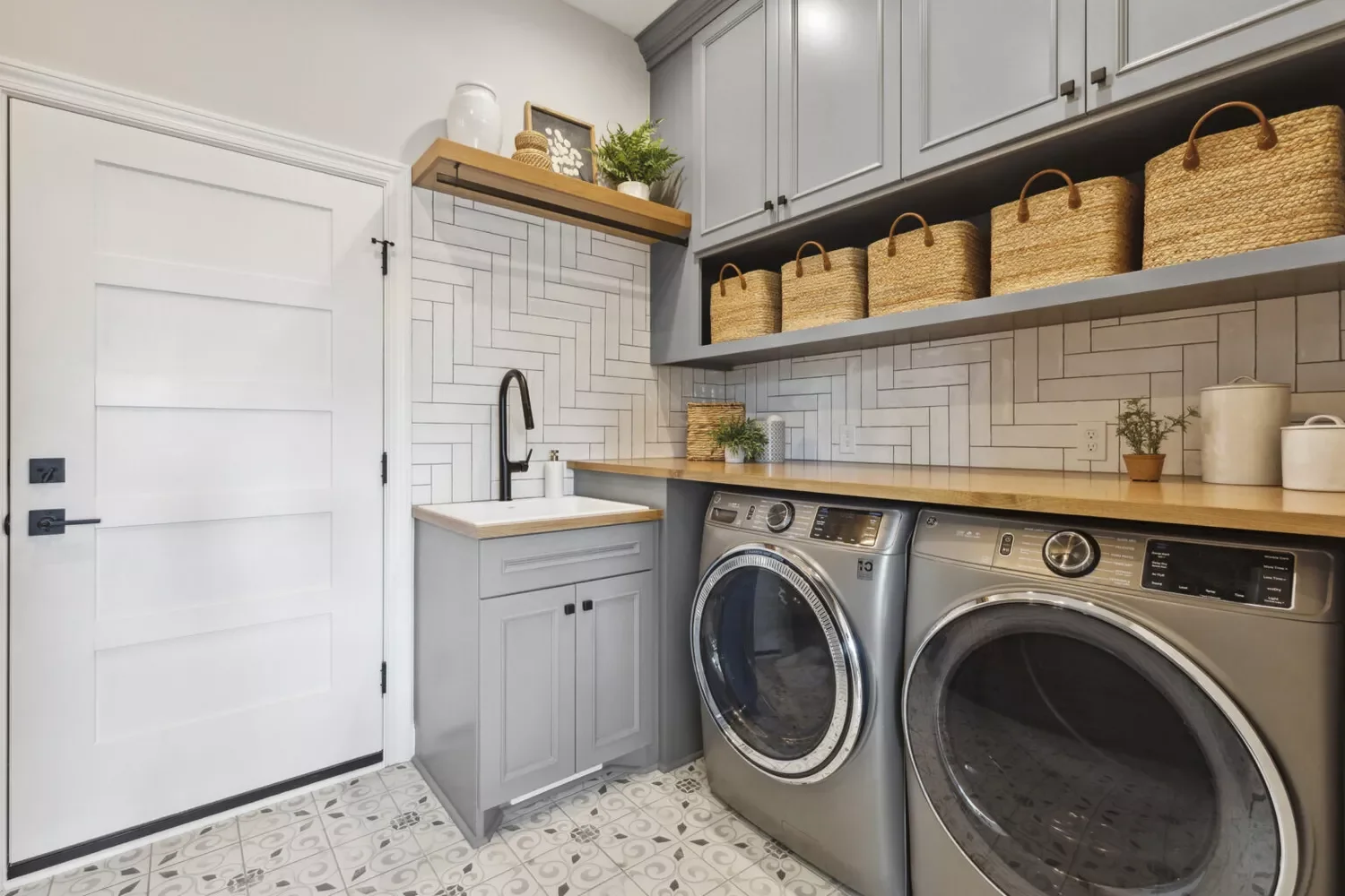 30+ Stunning Tile Ideas That Will Transform Your Laundry Room Backsplash