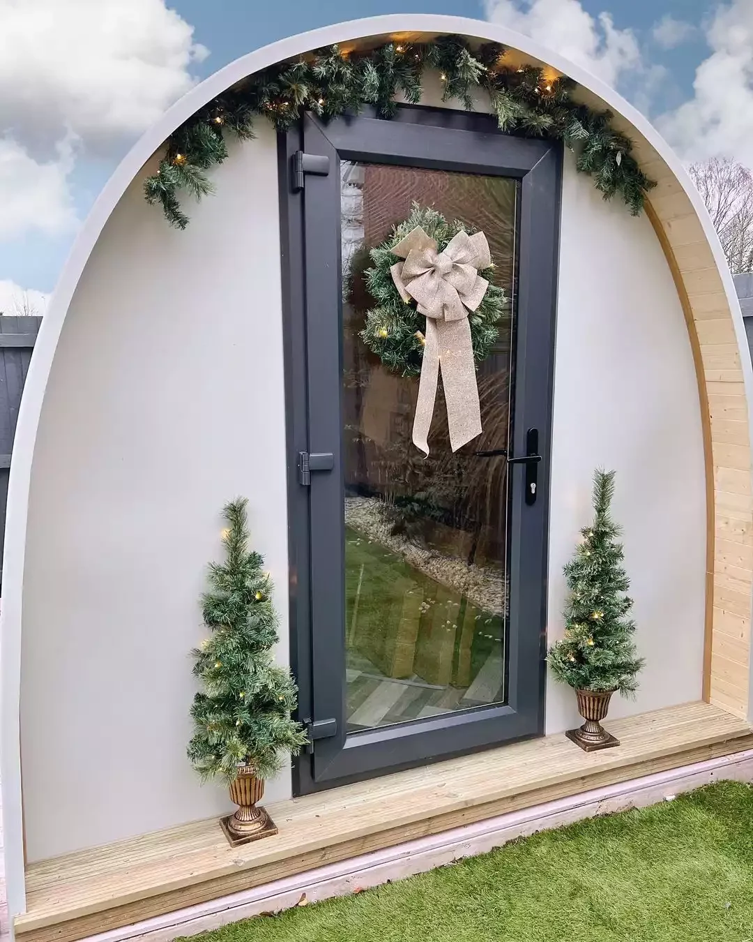 30 Christmas Door Decorating Ideas That Create Masterpieces Backyard Office Door Wreath