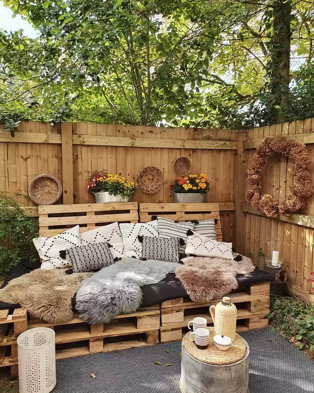 60 Creative Wood Pallet Furniture Projects That Won't Break Your Budget Backyard Pallet Sofa