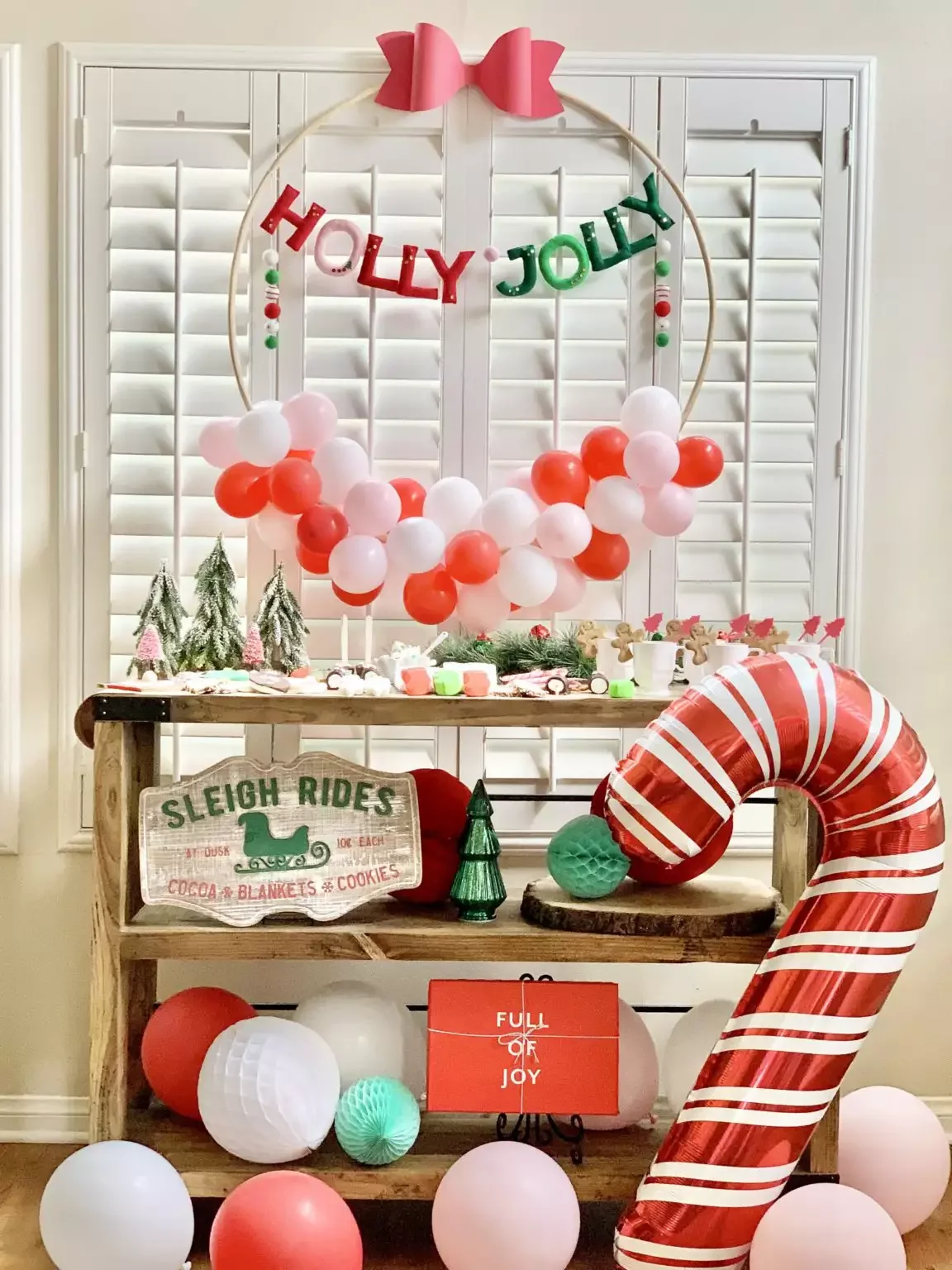 32 Stunning Christmas Wall Decorating Ideas to Transform Your Home Into a Holiday Haven 10 Balloon Party Sign