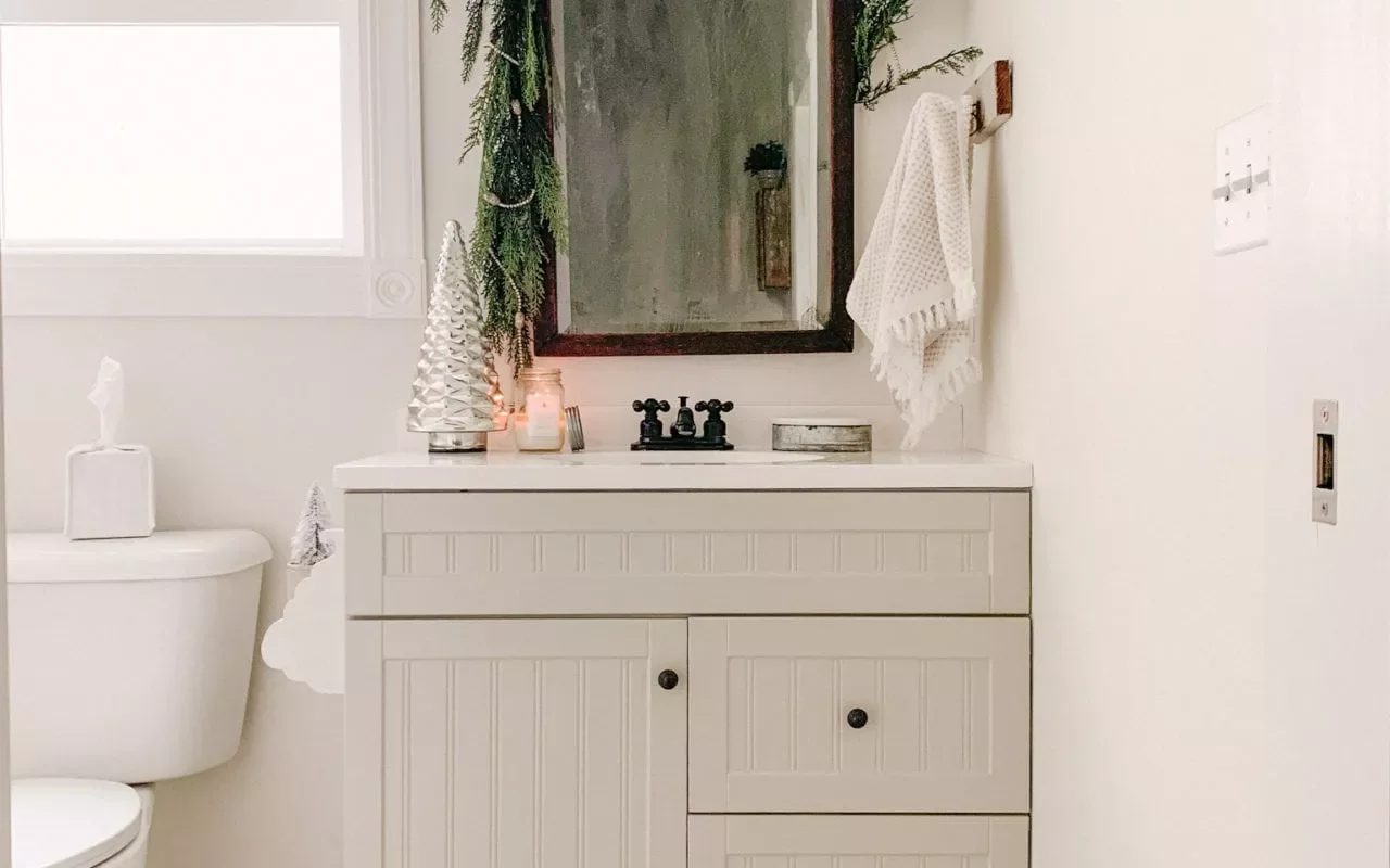 61 Stunning DIY Christmas Garland Ideas to Transform Your Holiday Decor 24 Bathroom Mirror Garlands