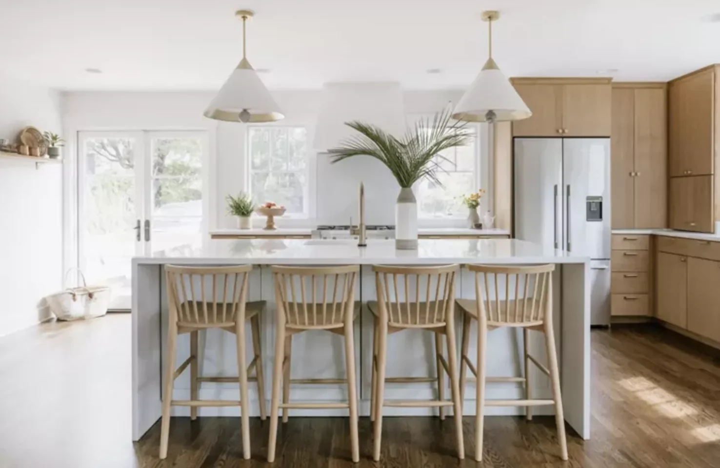 35 Stunning White and Gold Kitchen Designs for Ultimate Luxury Beachy White and Gold Kitchen