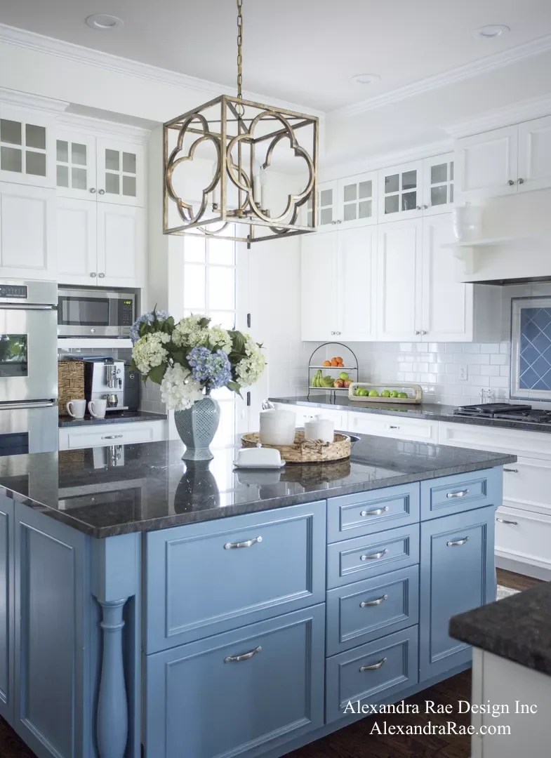 37 Stunning Backsplash Ideas That Make White Cabinets and Granite Countertops Shine Behind the Oven
