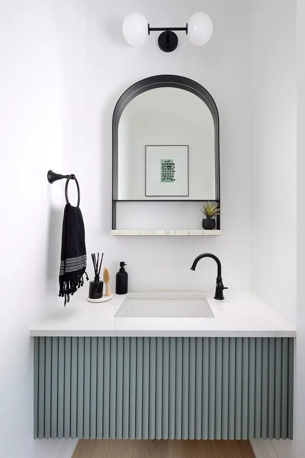 25 Creative Ways to Display Towels That Transform Your Bathroom Storage 22 Black Accents