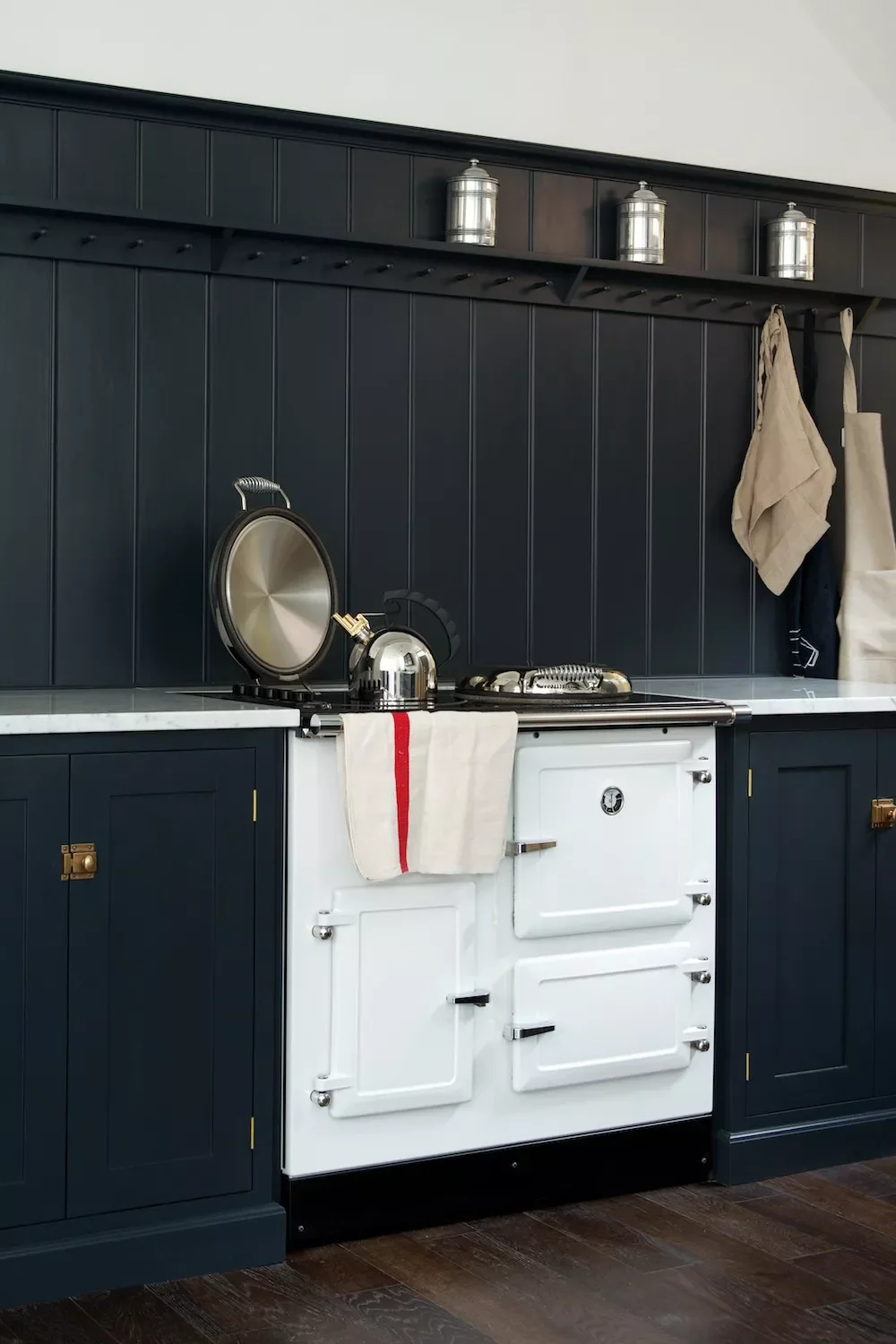 44 Beautiful Beadboard Kitchen Backsplash Ideas to Create Your Dream Cooking Space 21 Black Beadboard