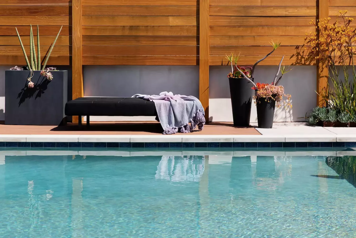 20 Stunning Pool Tile Ideas to Transform Your Swimming Area 5 Black Edging