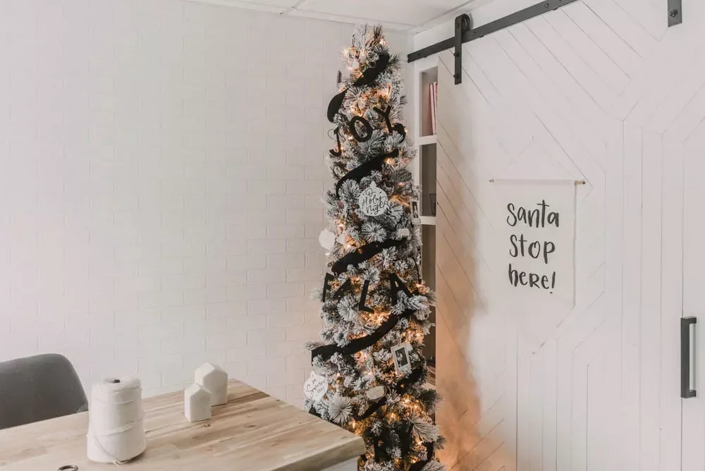 22 Stunning Black Christmas Tree Ideas That Will Transform Your Holiday Decor 15 Black Home Office Tree