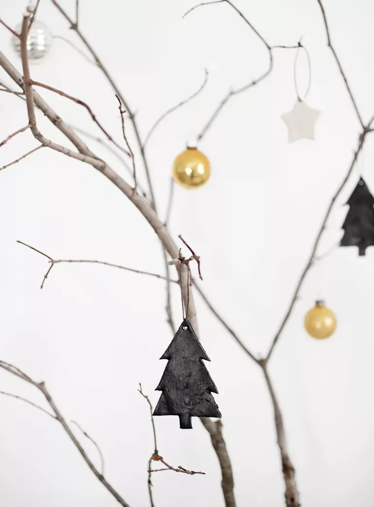 22 Stunning Black Christmas Tree Ideas That Will Transform Your Holiday Decor 11 Black Tree Ornaments