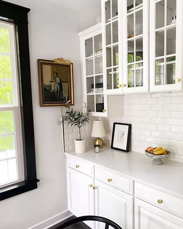 37 Timeless Traditional Kitchen Designs That Create the Perfect Cozy Home 25 Black-and-White Finishes