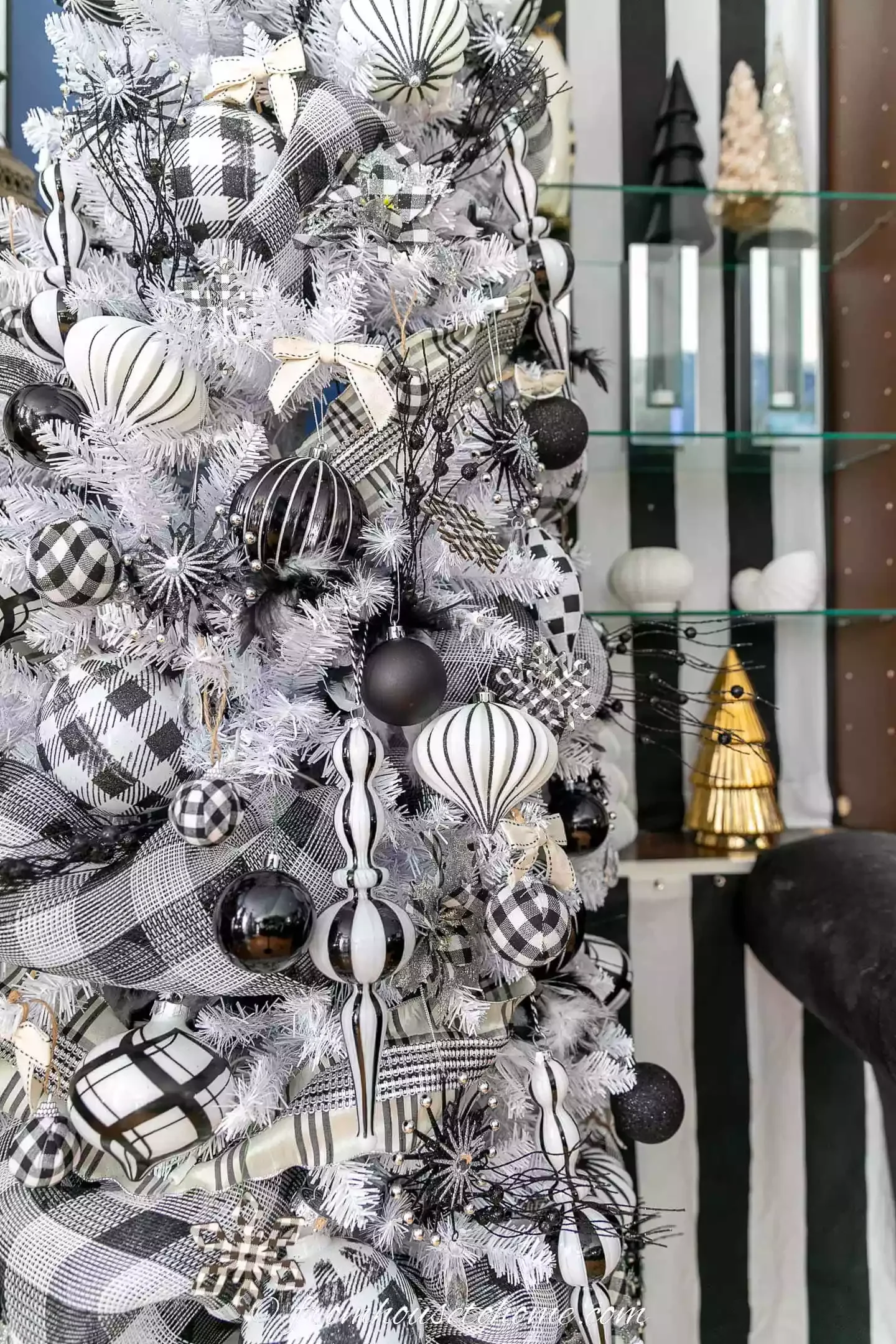 22 Stunning Black Christmas Tree Ideas That Will Transform Your Holiday Decor 13 Black-and-White Plaid Tree