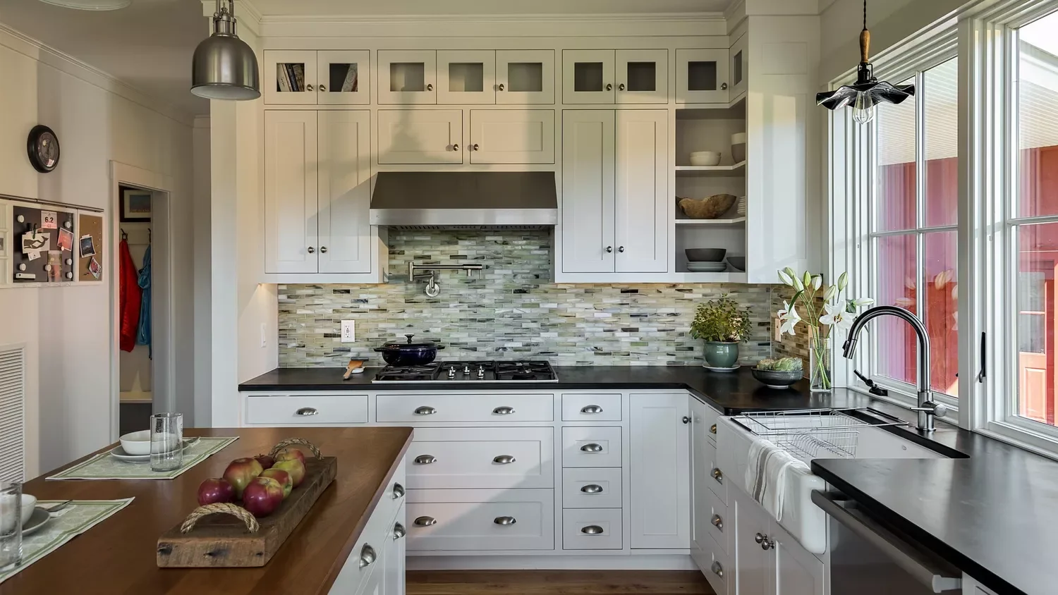 19 Stunning Soapstone Countertop Ideas That Will Transform Your Kitchen 6 Black-and-White Rustic Kitchen