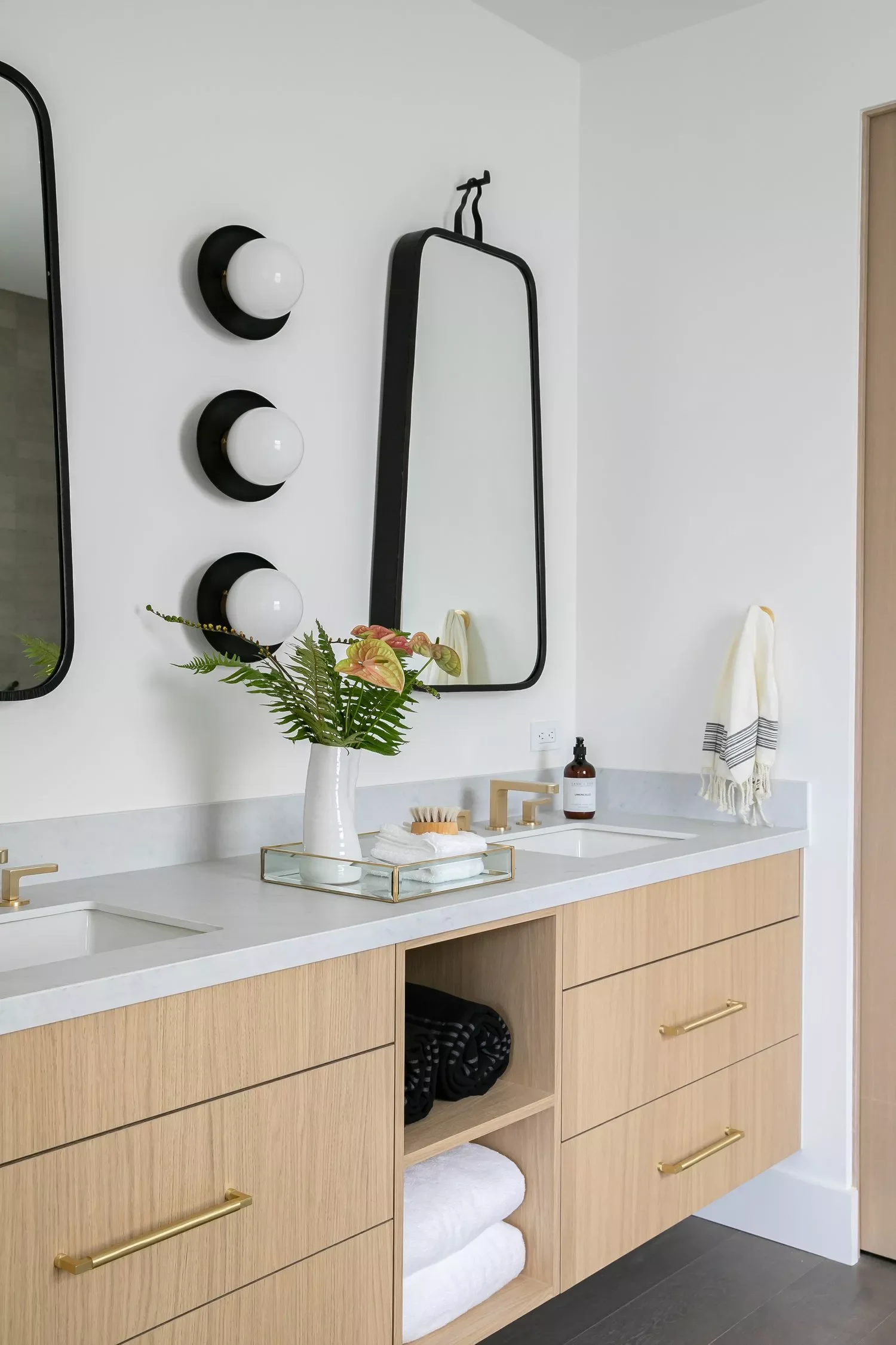 24 Bathroom Lighting Ideas That Make You Look Amazing Daily Black and White Sconces
