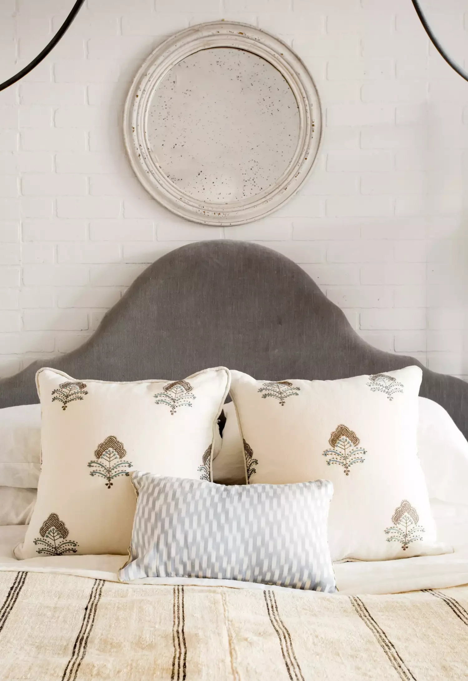 32 Stunning Gray and White Bedroom Ideas for a Classic Look That Never Goes Out of Style 22 Blend Two Different Aesthetics Like a Pro