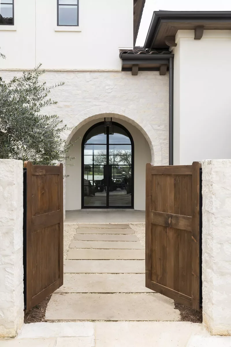 31 Stunning Front Yard Fence Ideas That Will Transform Your Home's Curb Appeal Blend Two Materials in Your Fence