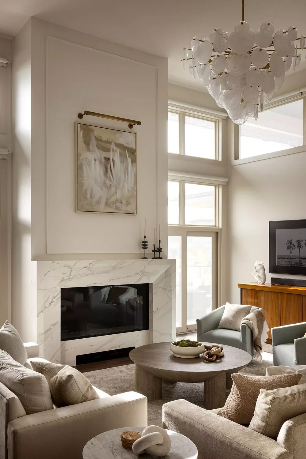 25 Brilliant Ways to Master Transitional Living Room Design 24 Blend in Coastal Elements