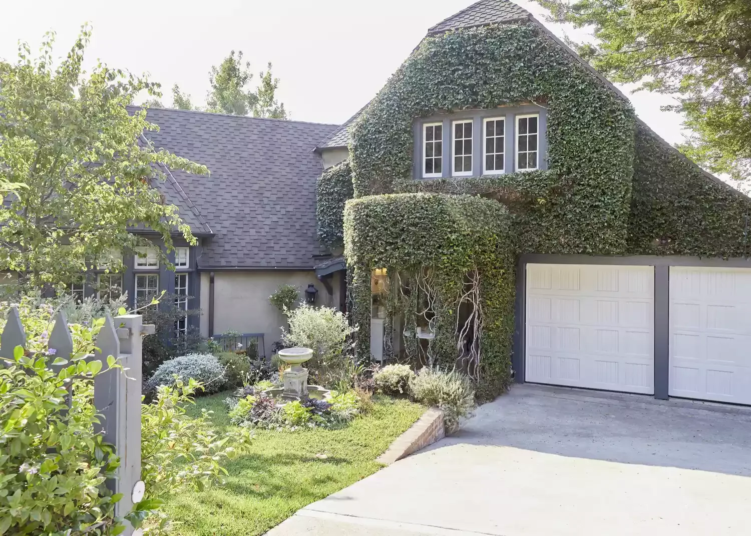 31 Stunning Front Yard Fence Ideas That Will Transform Your Home's Curb Appeal Blend the Fence In With Your Home