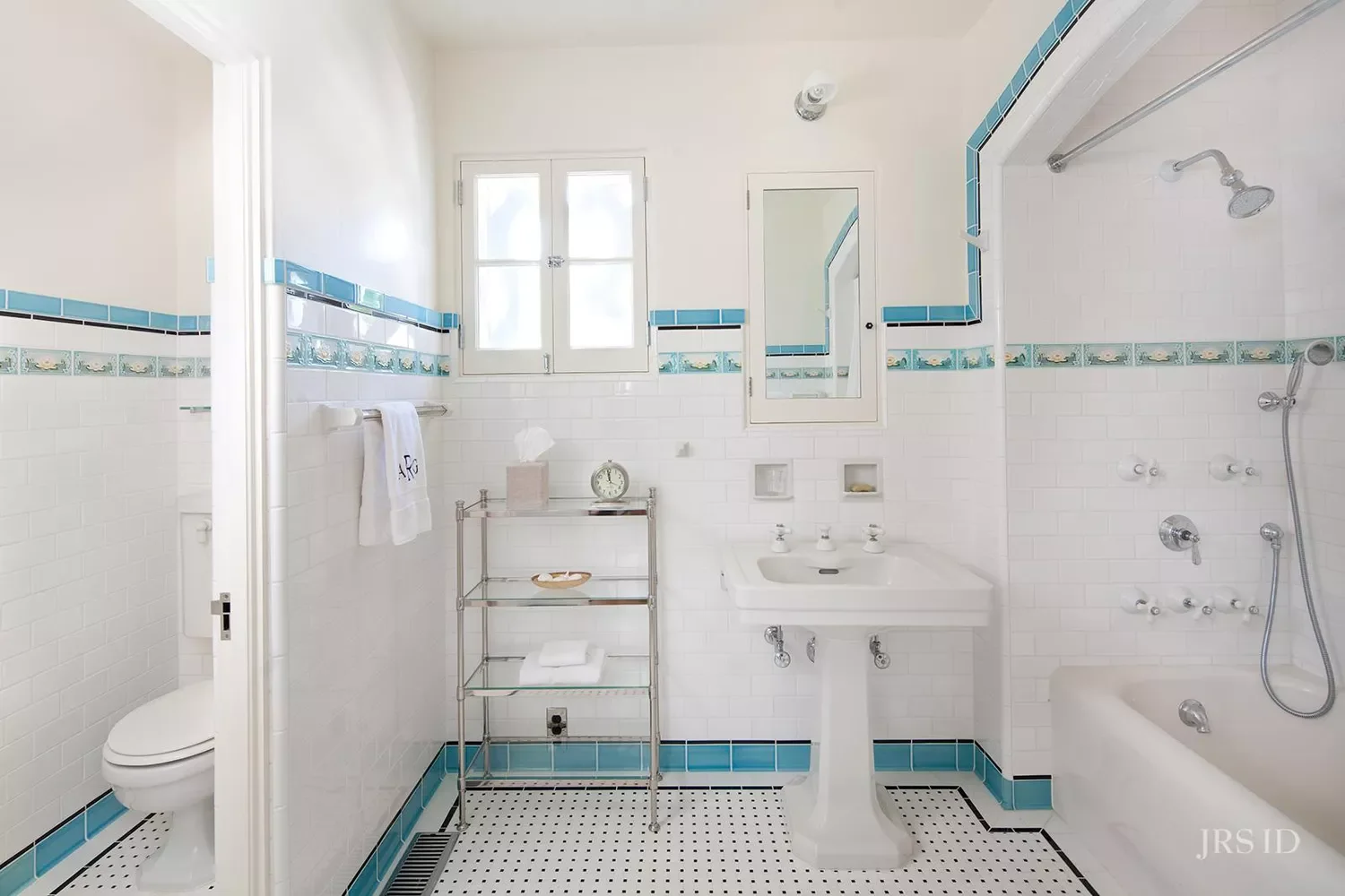 34 Stunning Blue Bathroom Ideas That Transform Your Space Into a Relaxing Retreat 6 Blue Bathroom Accents
