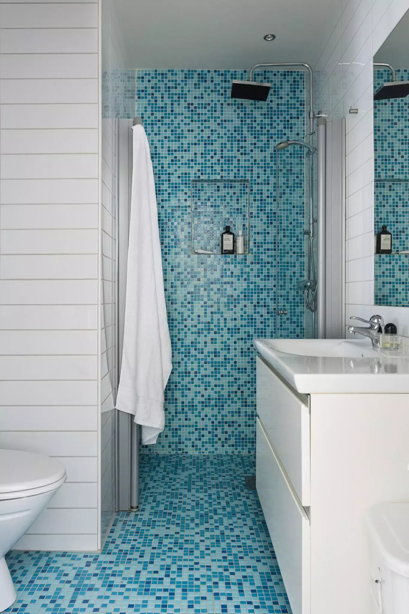 34 Stunning Blue Bathroom Ideas That Transform Your Space Into a Relaxing Retreat 19 Blue Mosaic Tile Shower