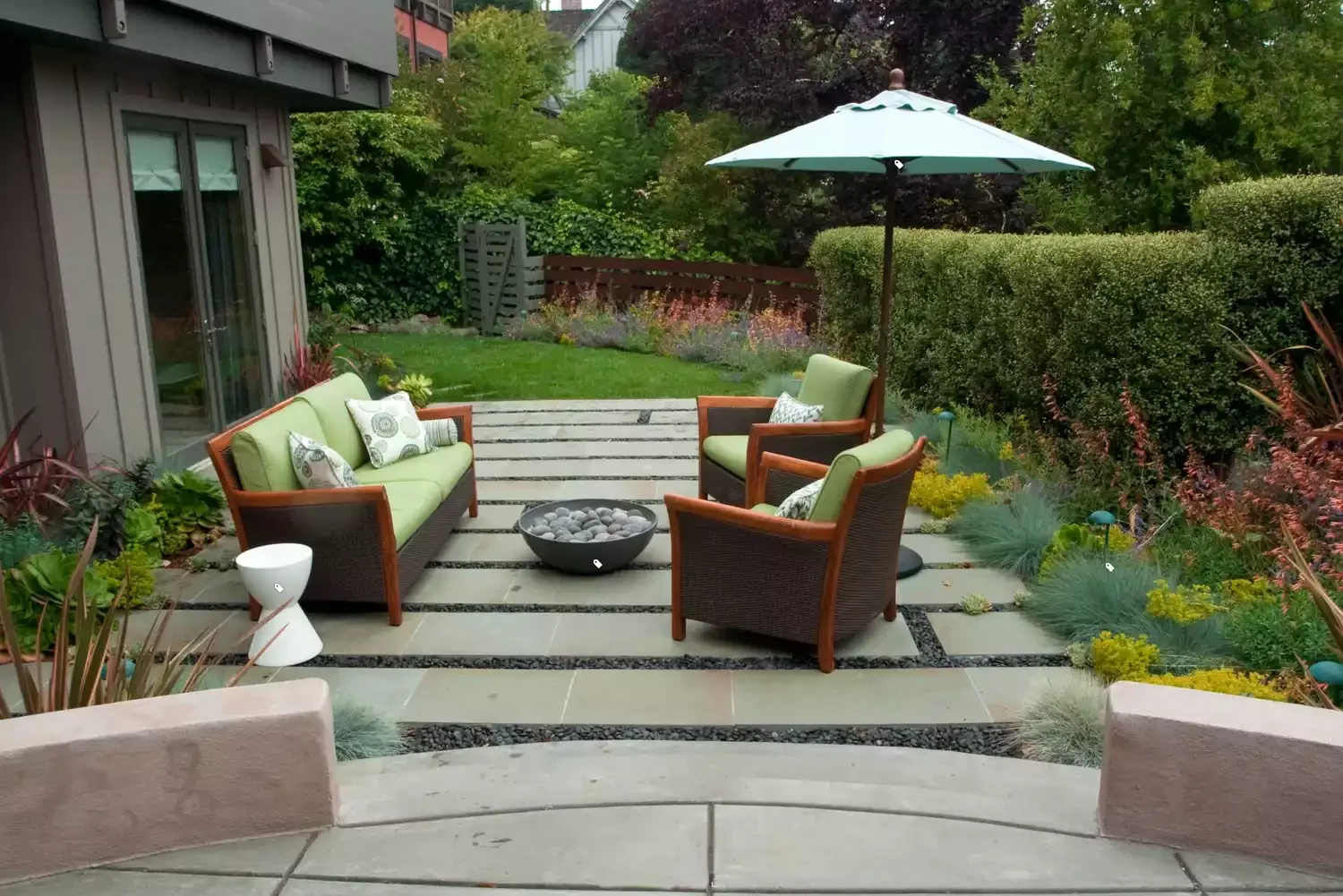39 Stunning Paver Ideas That Transform Your Dream Patio Bluestone and Black Pebbles Patio