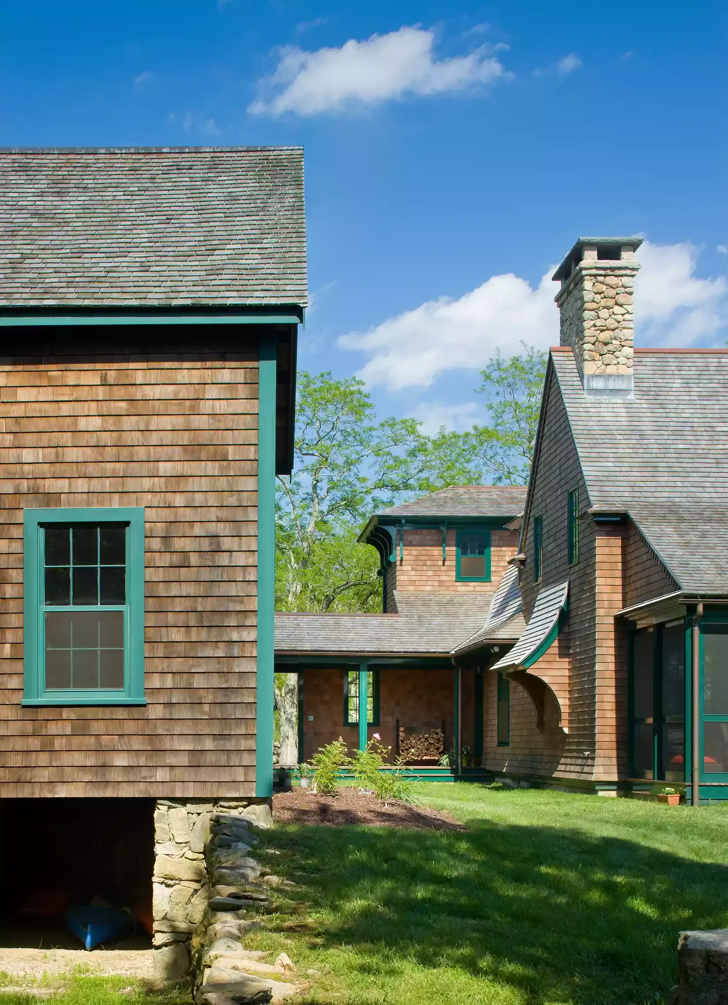 20 Beautiful Window Trim Ideas That Will Transform Your Home's Exterior 21 Bold Bright Green