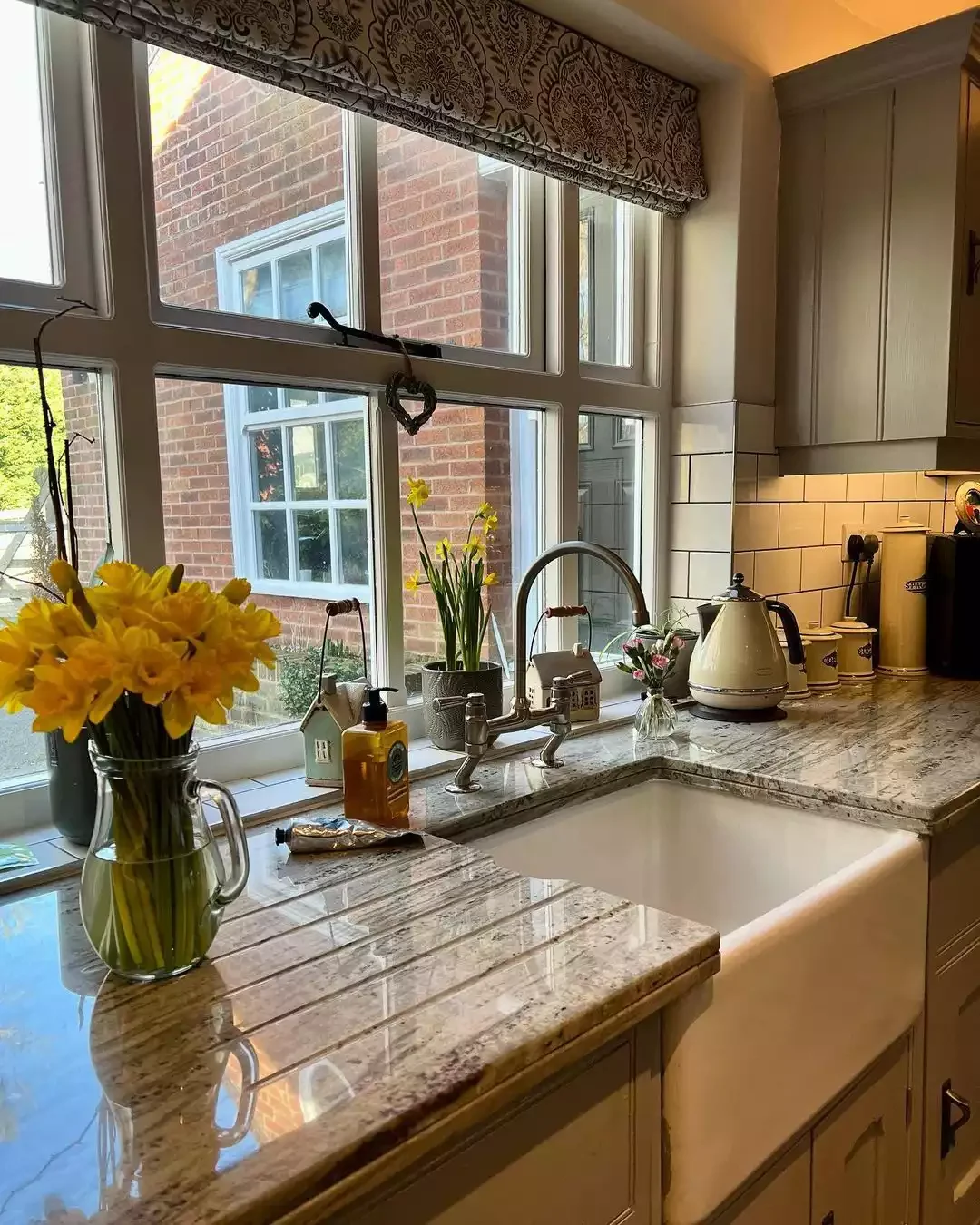 37 Stunning Backsplash Ideas That Make White Cabinets and Granite Countertops Shine Bold Grout Lines