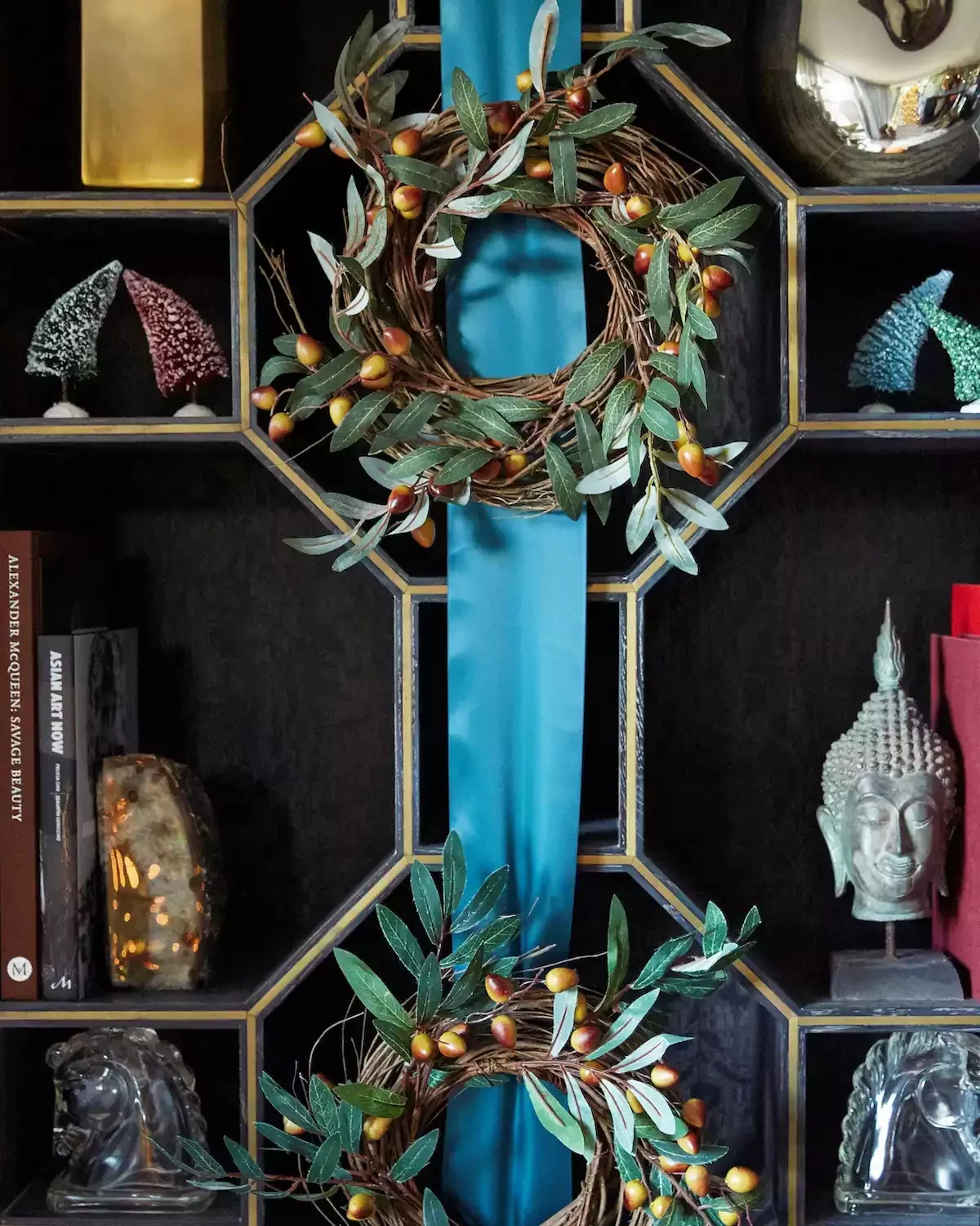 75 Stunning DIY Holiday Wreath Ideas to Transform Every Space in Your Home 26 Bookshelf Wreaths