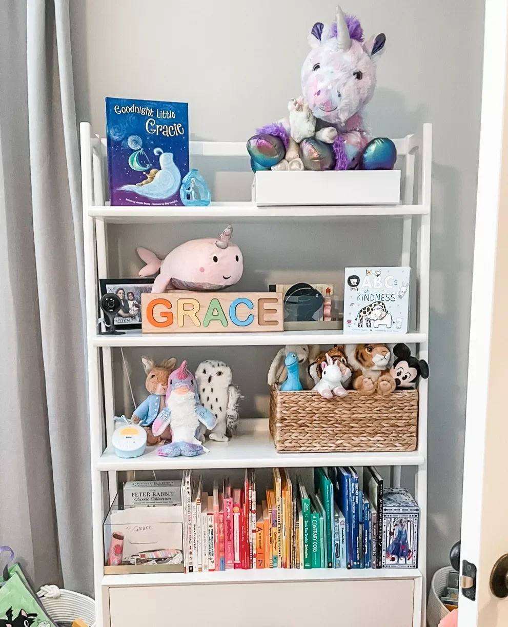 20 Clever Ways to Organize Your Child's Stuffed Animal Collection Bookshelf