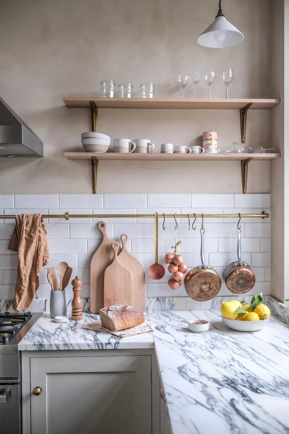 37 White Backsplash Ideas That Transform Any Kitchen Style Brass Rod With S Hooks