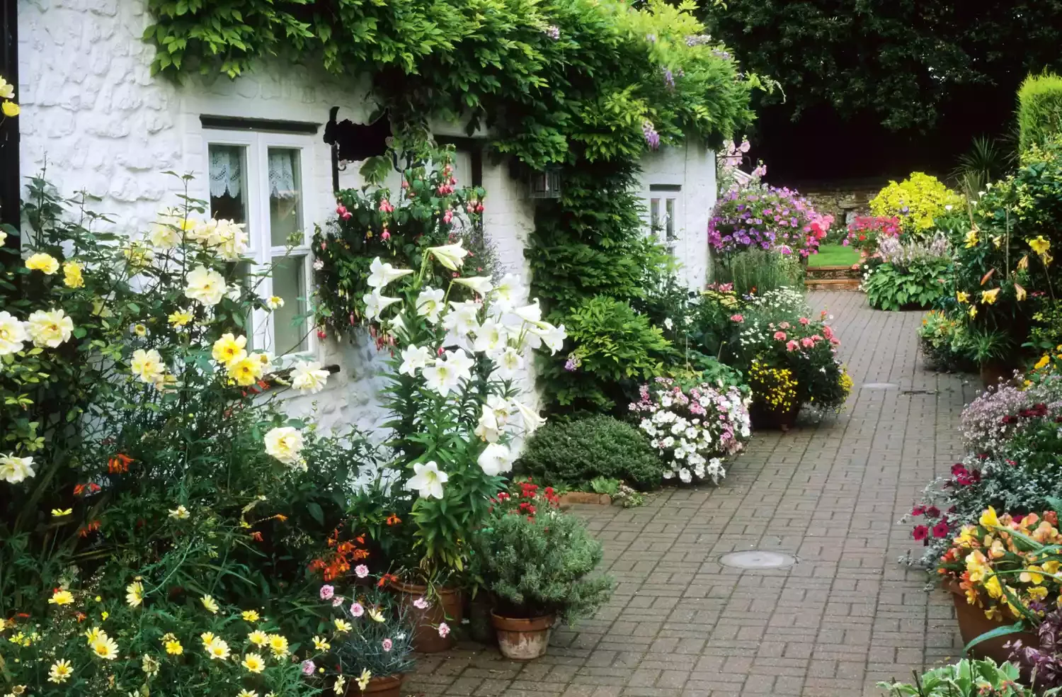 35 Stunning Brick Patio Ideas That Transform Outdoor Spaces Brick Paved Cottage Garden