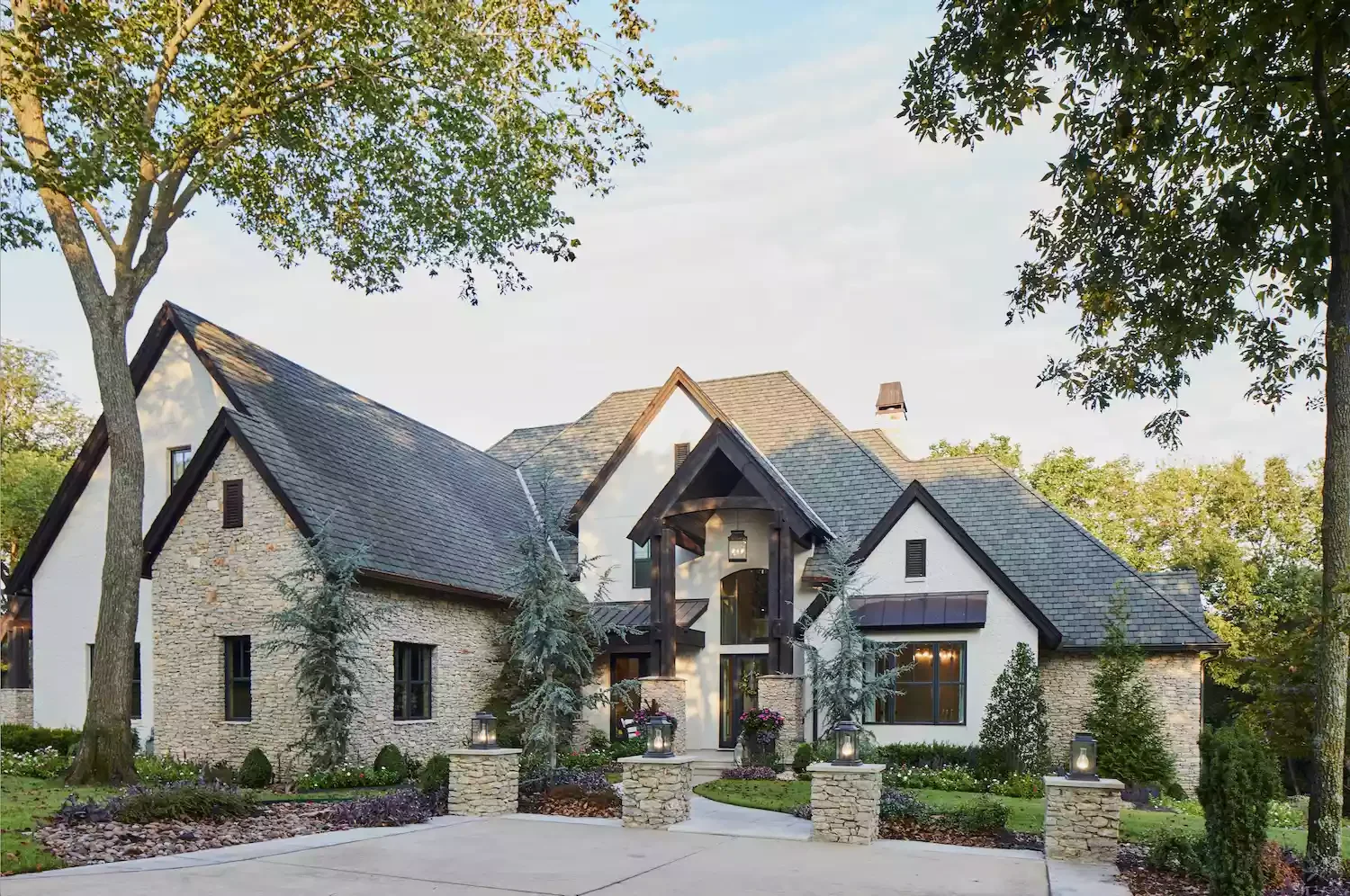 18 Stunning White Brick House Ideas to Transform Your Home's Exterior 6 Brick and Stone Facade