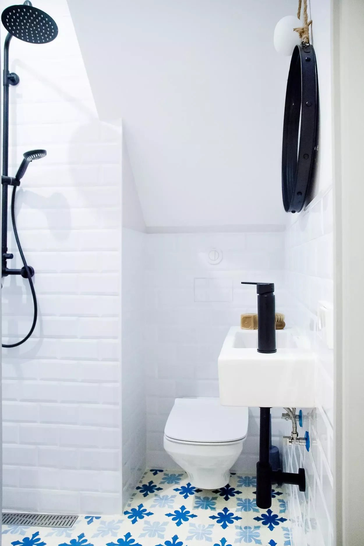 65 Clever Small Bathroom Ideas That Will Transform Your Tiny Space 17 Brighten With Floor Tile