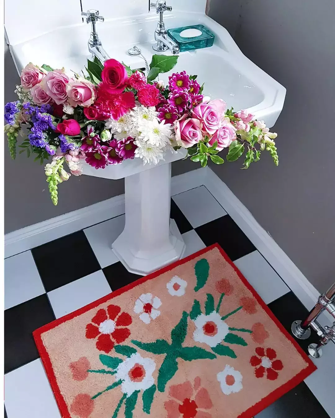 23 Brilliant Bathroom Rug Ideas That Will Transform Your Space 5 Brighten With Florals