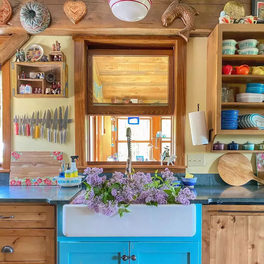 18 Cozy Cabin Kitchen Design Ideas That'll Make You Want to Move to the Mountains 2 Bring in a Farmhouse Sink