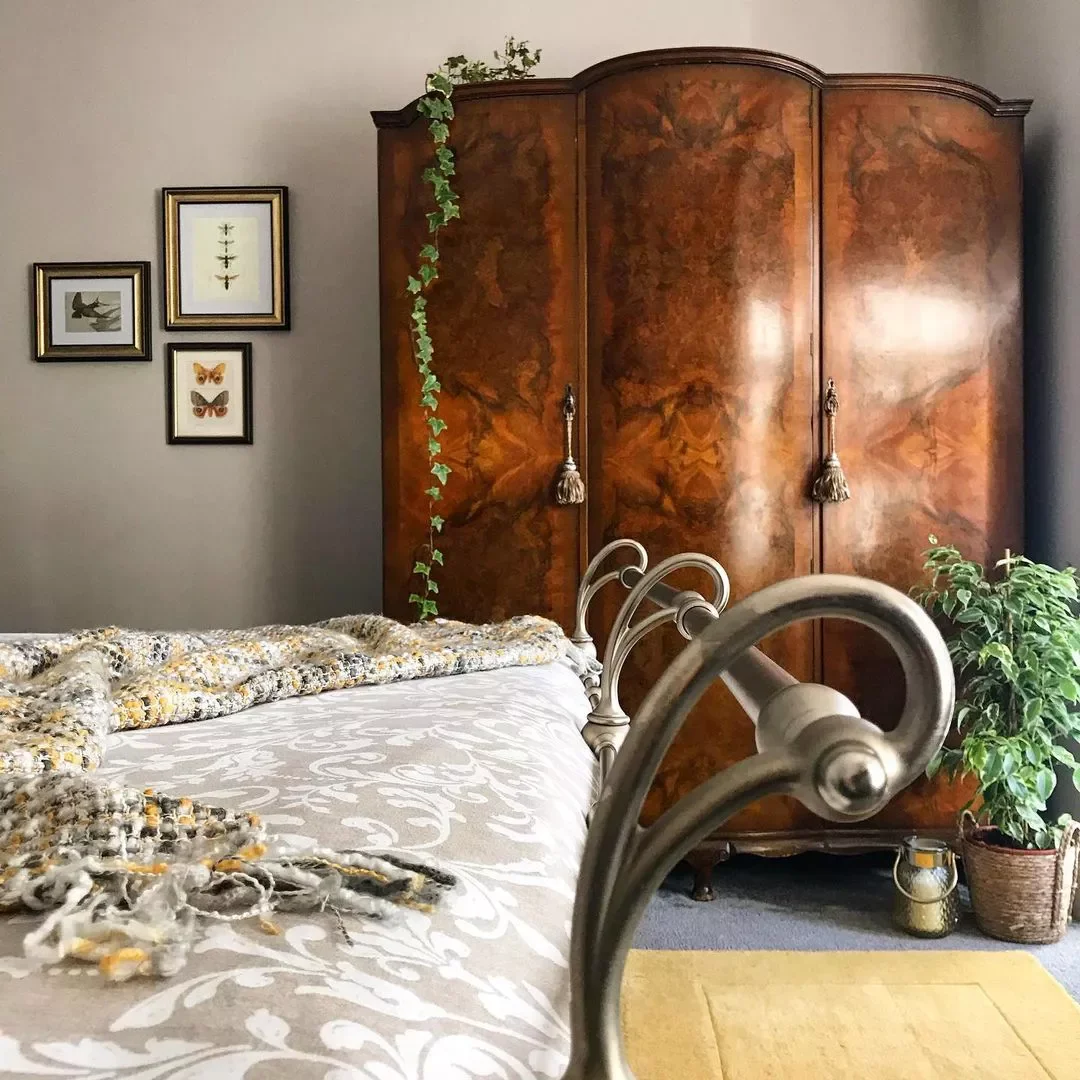 25 Charming Ways to Create Your Dream Vintage-Style Bedroom 15 Bring on the Burl