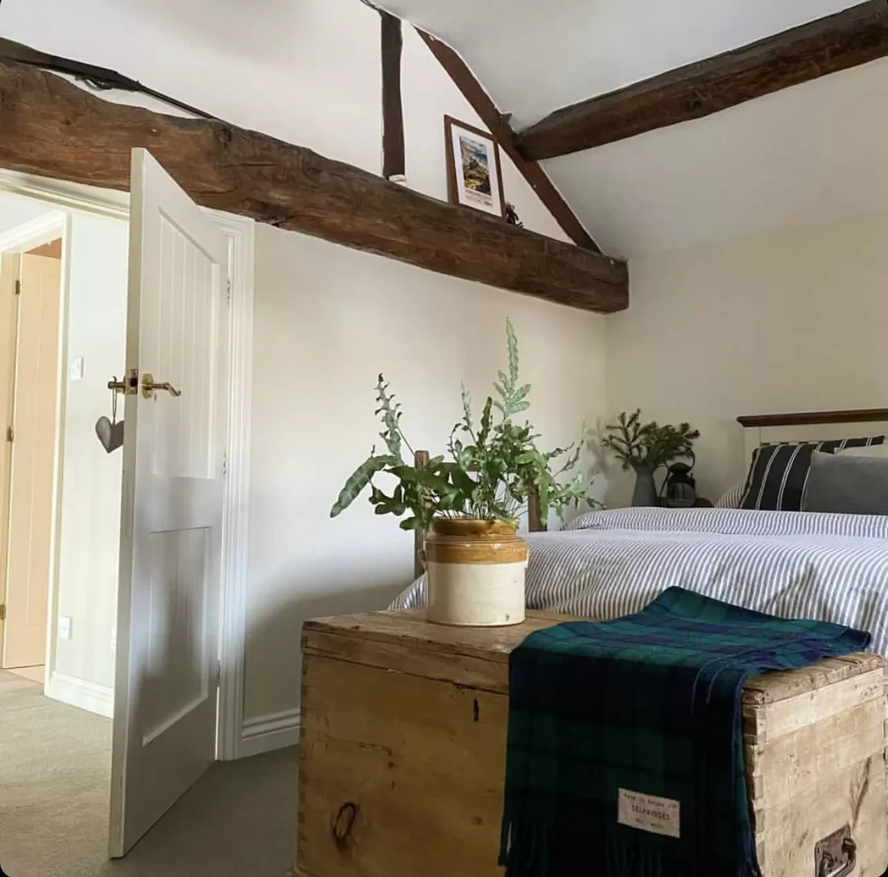 18 Rustic Cabin Decorating Ideas to Create Your Perfect Cozy Retreat 7 Bring the Outdoors In