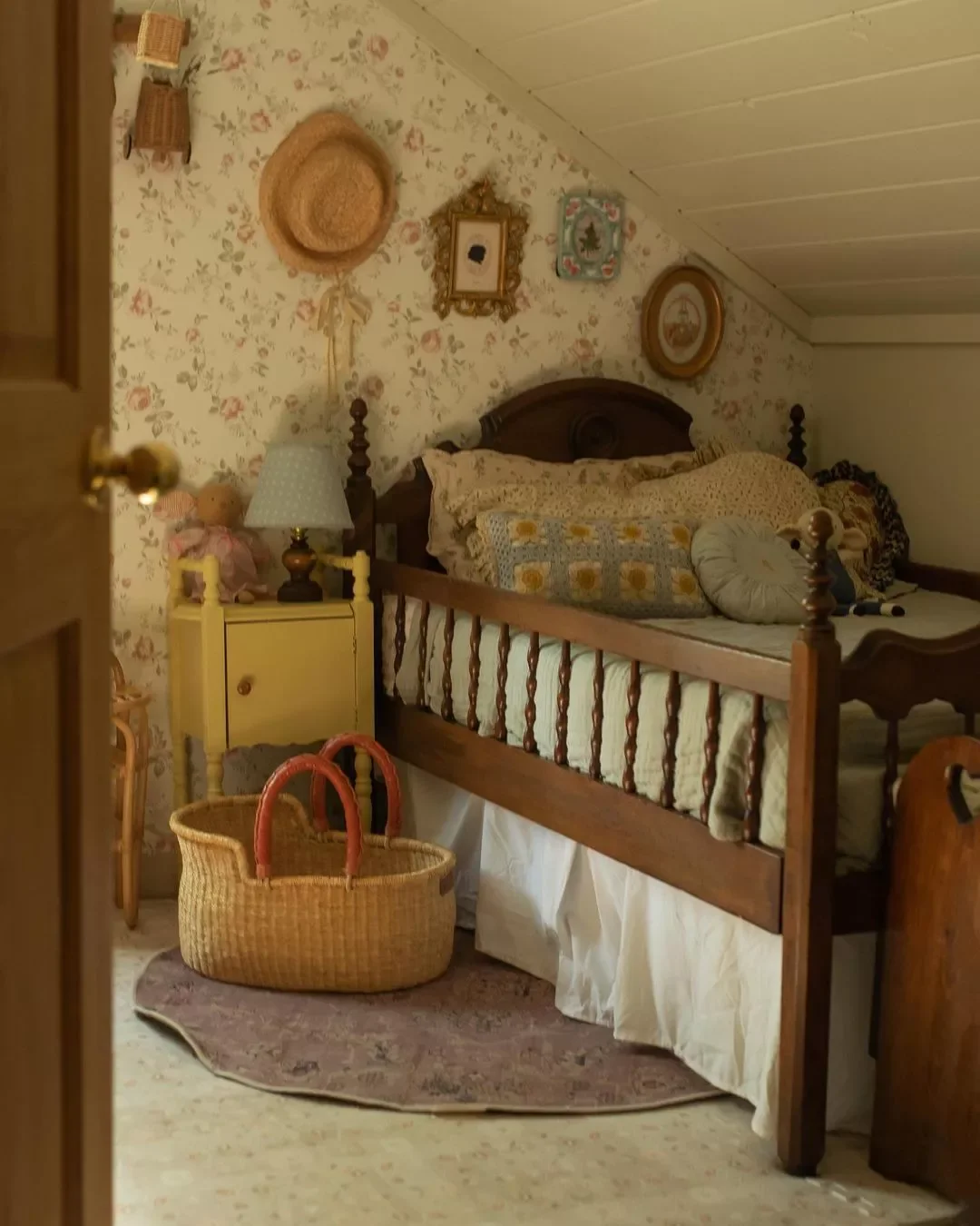 34 Dreamy Cottagecore Bedroom Ideas That Will Make You Want to Redecorate Tonight 4 Build a Gallery Wall